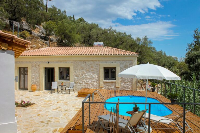 Κατασκευή κατοικίας με πισίνα